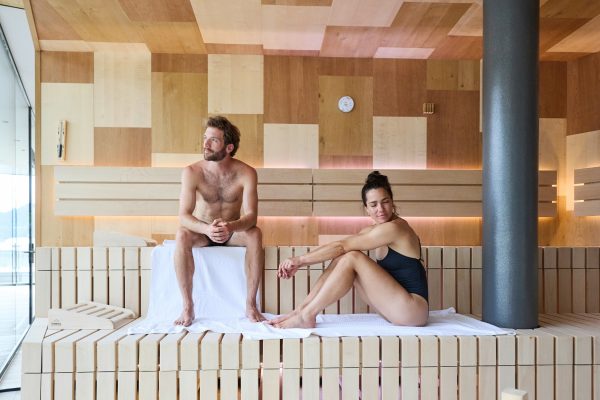 Angebot Winter TRAEUME - Paar entspannt in der Sauna im Hotel EDELWEISS Berchtesgaden im Winter