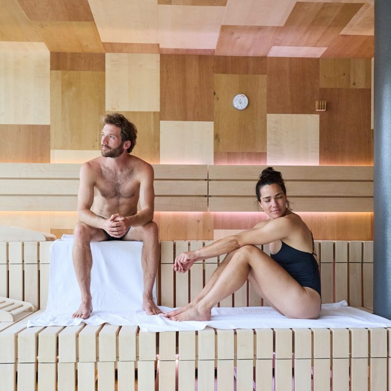 Angebot Winter TRAEUME - Paar entspannt in der Sauna im Hotel EDELWEISS Berchtesgaden im Winter
