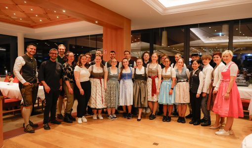 Gruppenfoto der Auszubildenden 2025 mit Abteilungsleitungen und Hotelleitung beim Lehrlingstag im Restaurant Panorama – regionaler Arbeitgeber stellt Nachwuchskräfte vor