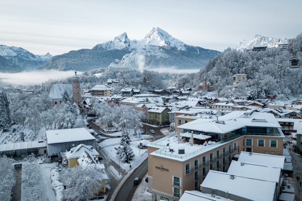 Ein winterlicher Ort mit einem Berg im Hintergrund