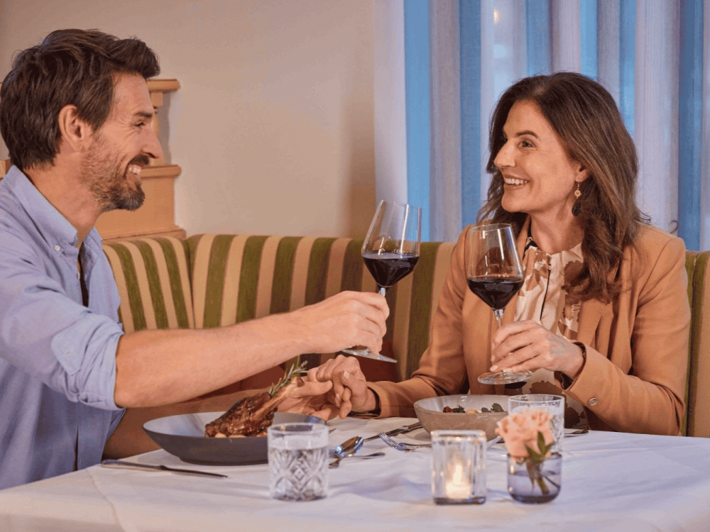 Frau und Mann stoßen mit Wein an