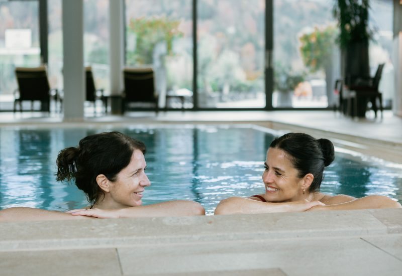 friends-relax-in-the-indoor-panorama-pool-berchtesgaden