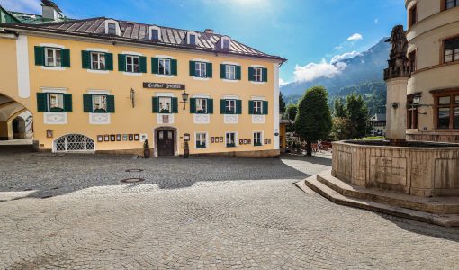 Außenansicht des Gasthof Neuhaus am Marktplatz in Berchtesgaden mit historischem Gebäude und Alpenpanorama
