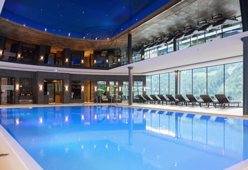 indoor-panorama-pool-hotel-edelweiss-berchtesgaden-glass-front