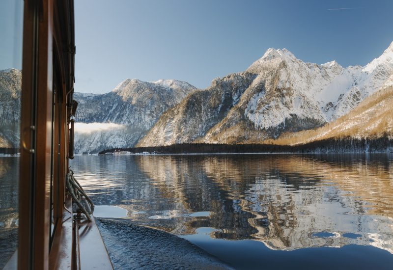 Winterliche Bootsfahrt auf dem Königssee zur Wallfahrtskirche St. Bartholomä – Ausflugsziel im Berchtesgadener Land, Bayern.