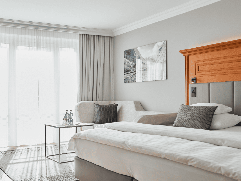 Modernes Doppelzimmer mit Balkon im Hotel EDELWEISS Berchtesgaden