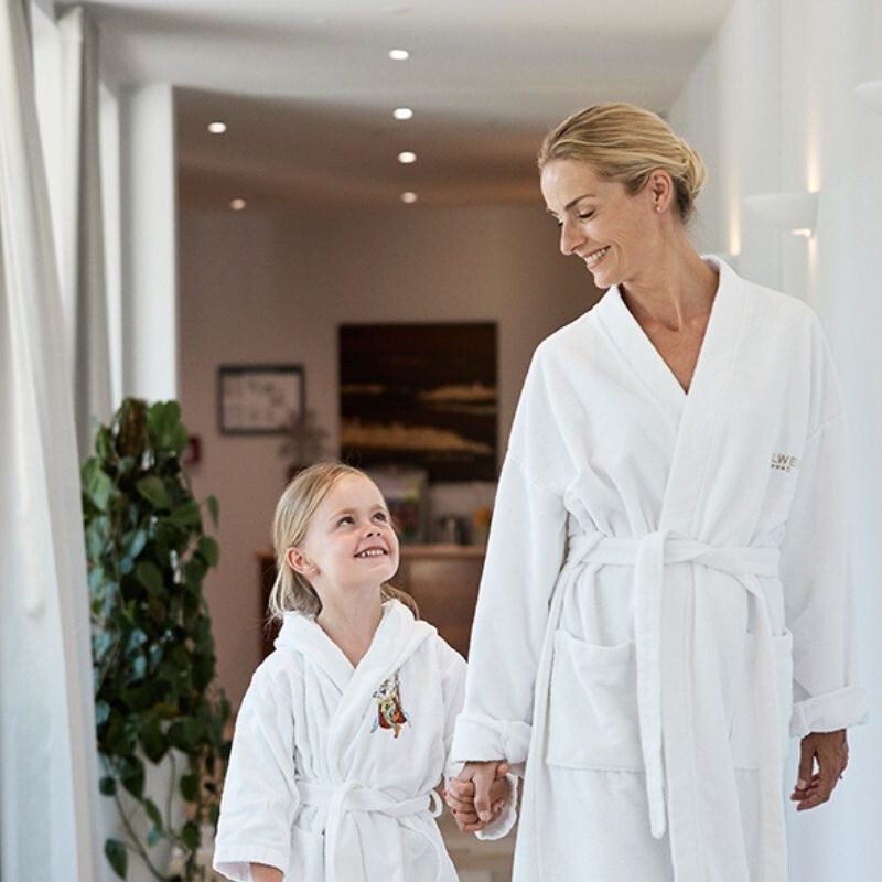 Mutter und Tochter Hand in Hand