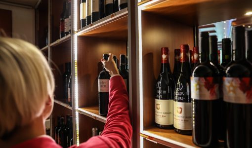 Sommeliere des Hotel Edelweiss im Weinkeller mit einer großen Auswahl an Qualitätsweinen