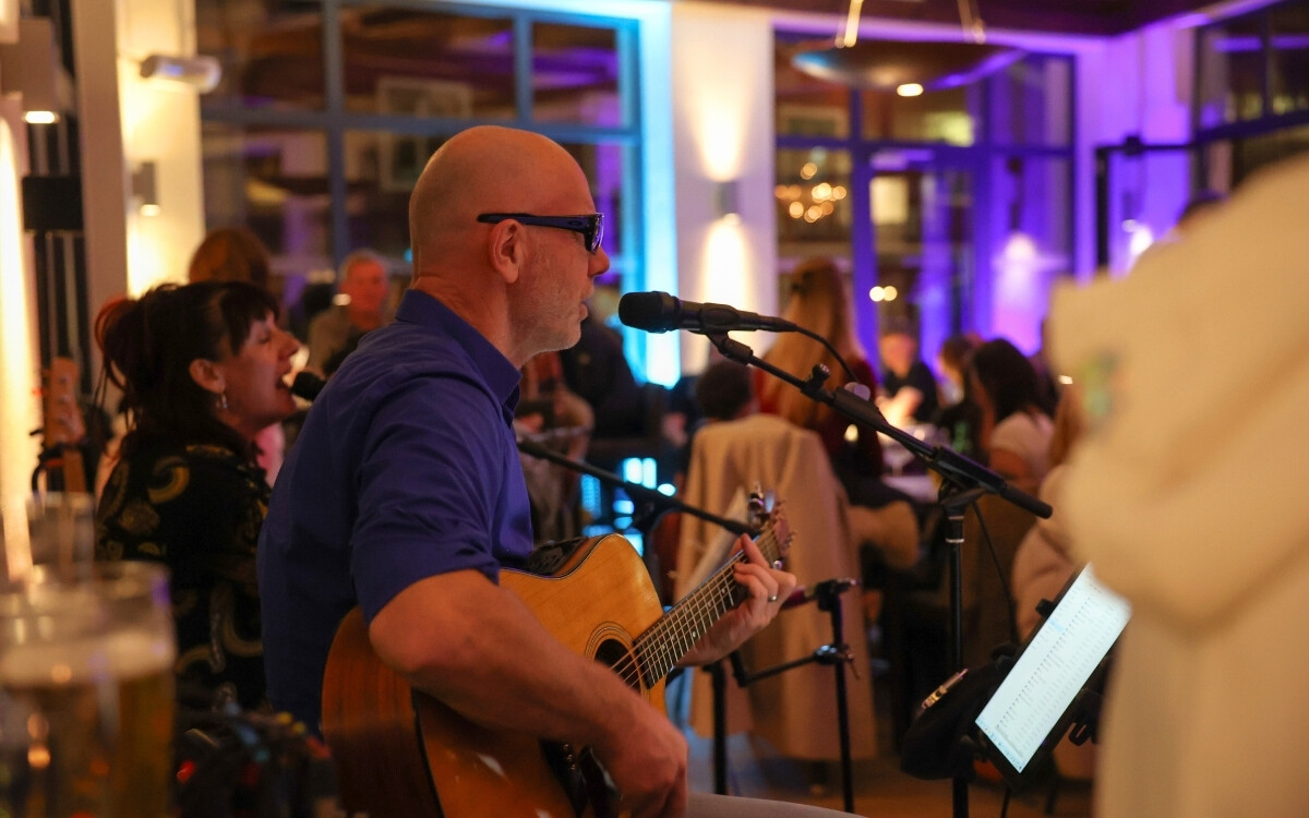 After-work party in March at Matz in the Einkehr restaurant with music, drinks, and guests enjoying a lively atmosphere.