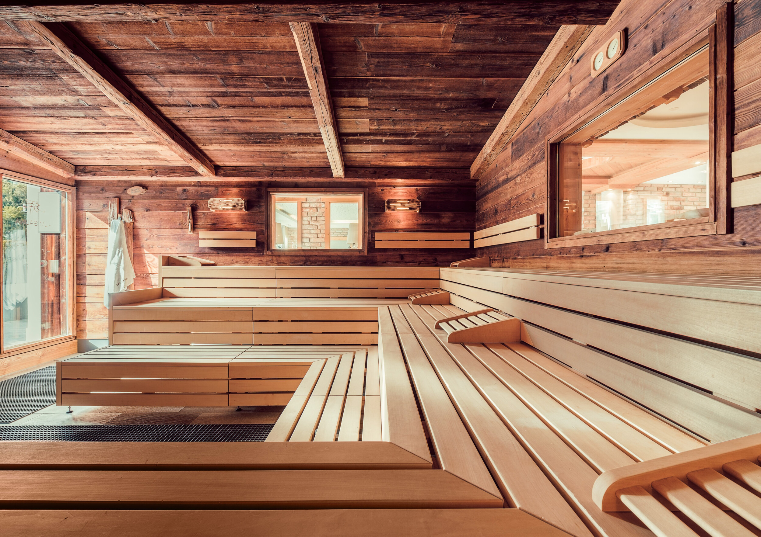 Authentische Almsauna mit Holzinterieur und Außenbereich – Wellnessgenuss in alpiner Atmosphäre im Berchtesgadener Land, Bayern.