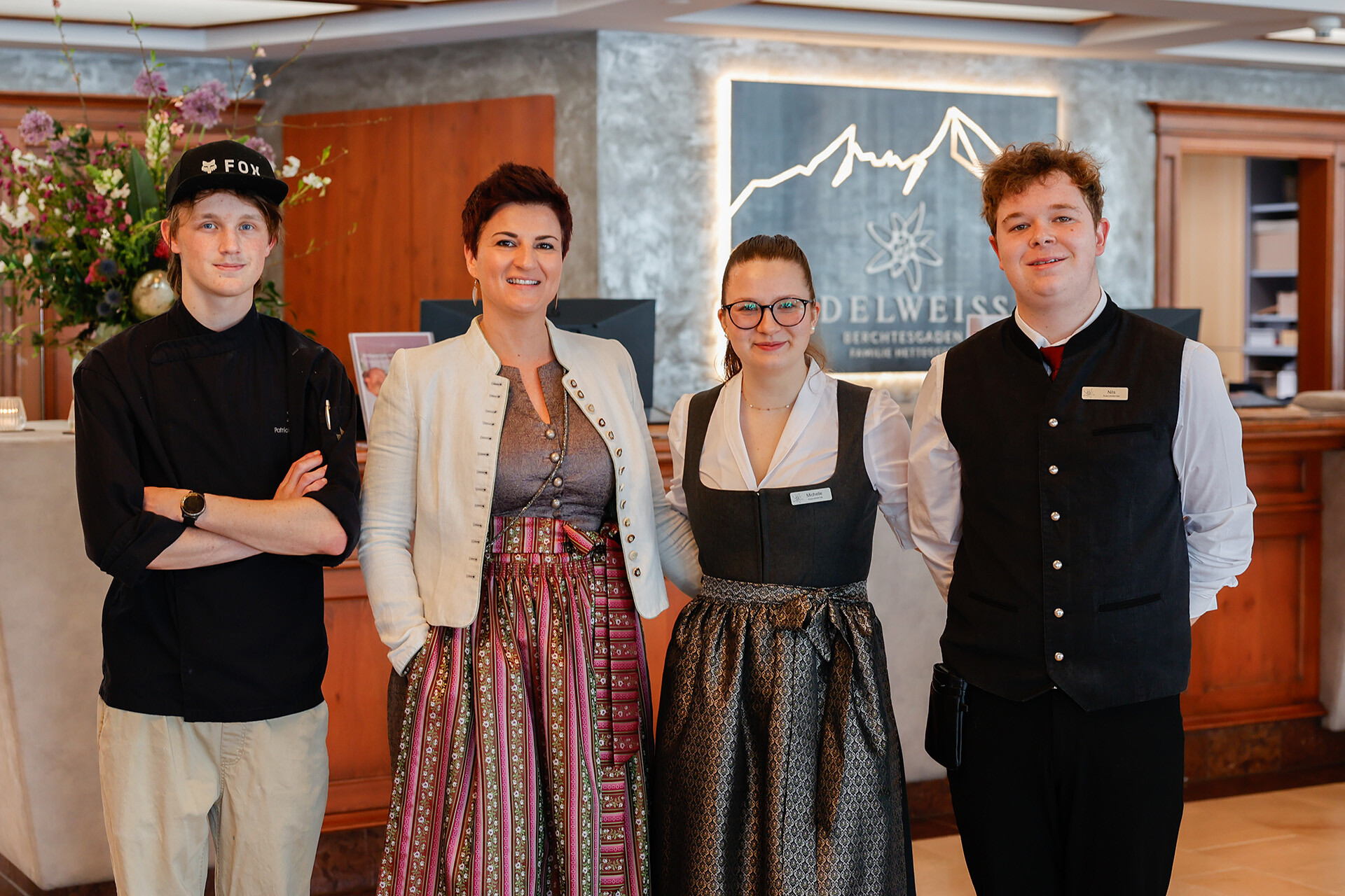 Hotelchefin mit Auszubildenden am Lehrlingstag 2025 in der Lobby des Hotel Edelweiss – Nachwuchskräfte übernehmen Verantwortung in Service, Küche und Rezeption