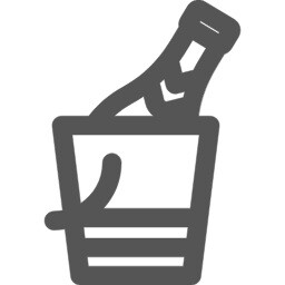 Ein Glas mit einem kippenden Flasche darin, die oben aus dem Glas herausragt