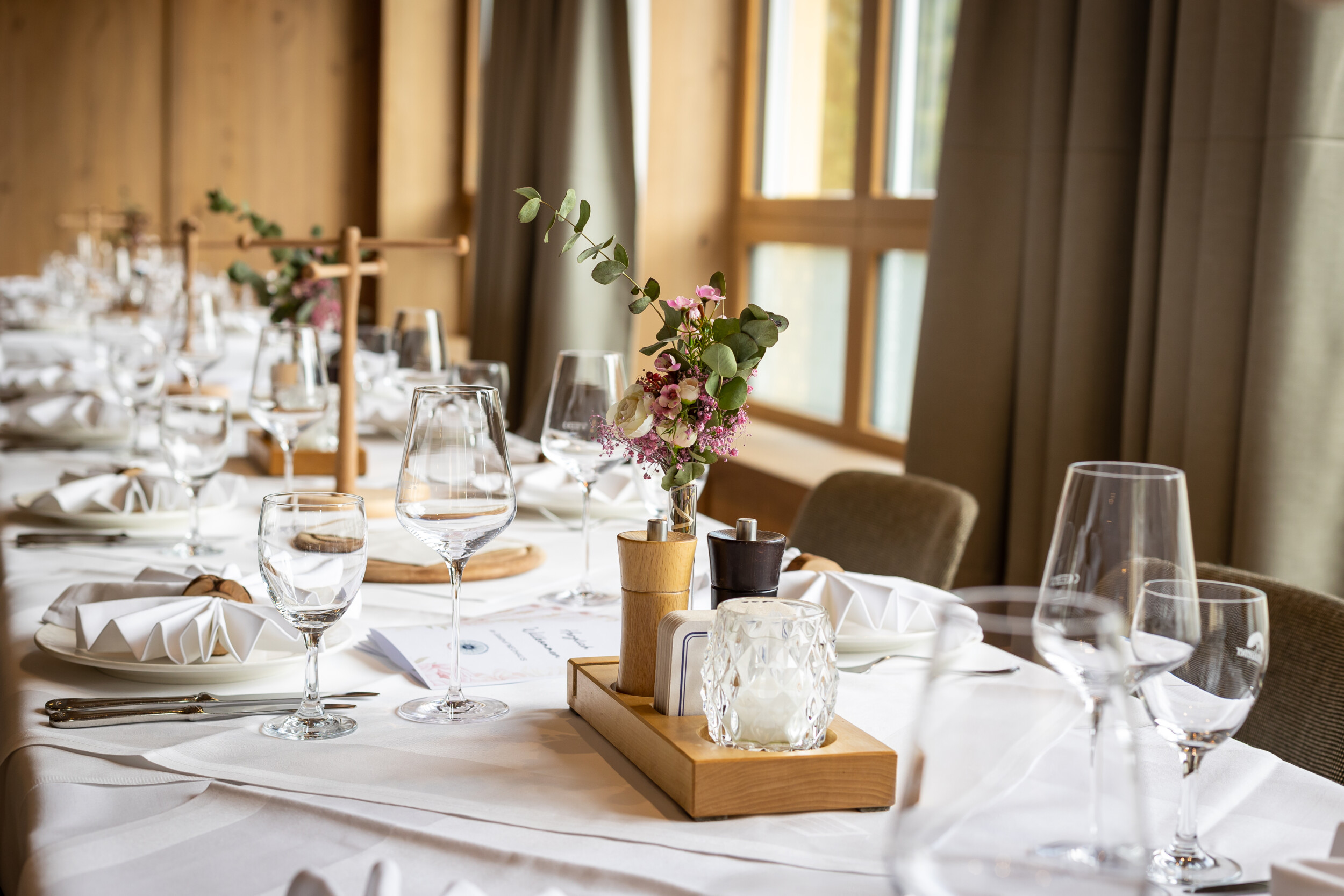 Moderner Tagungsraum im Gasthof Neuhaus, Berchtesgaden – ideale Umgebung für Seminare, Firmenfeiern und Events in den Alpen.