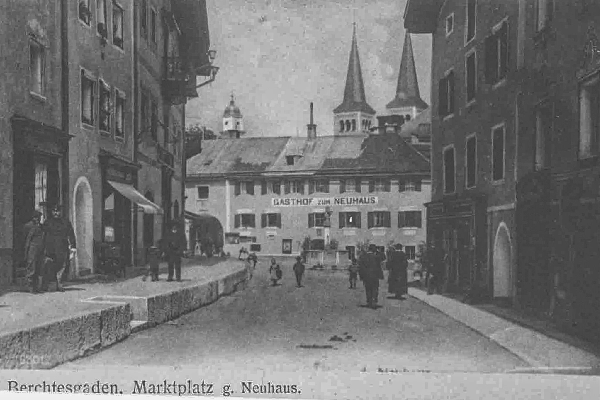 Historische Schwarz-Weiß-Aufnahme des Gasthof Neuhaus am Marktplatz in Berchtesgaden