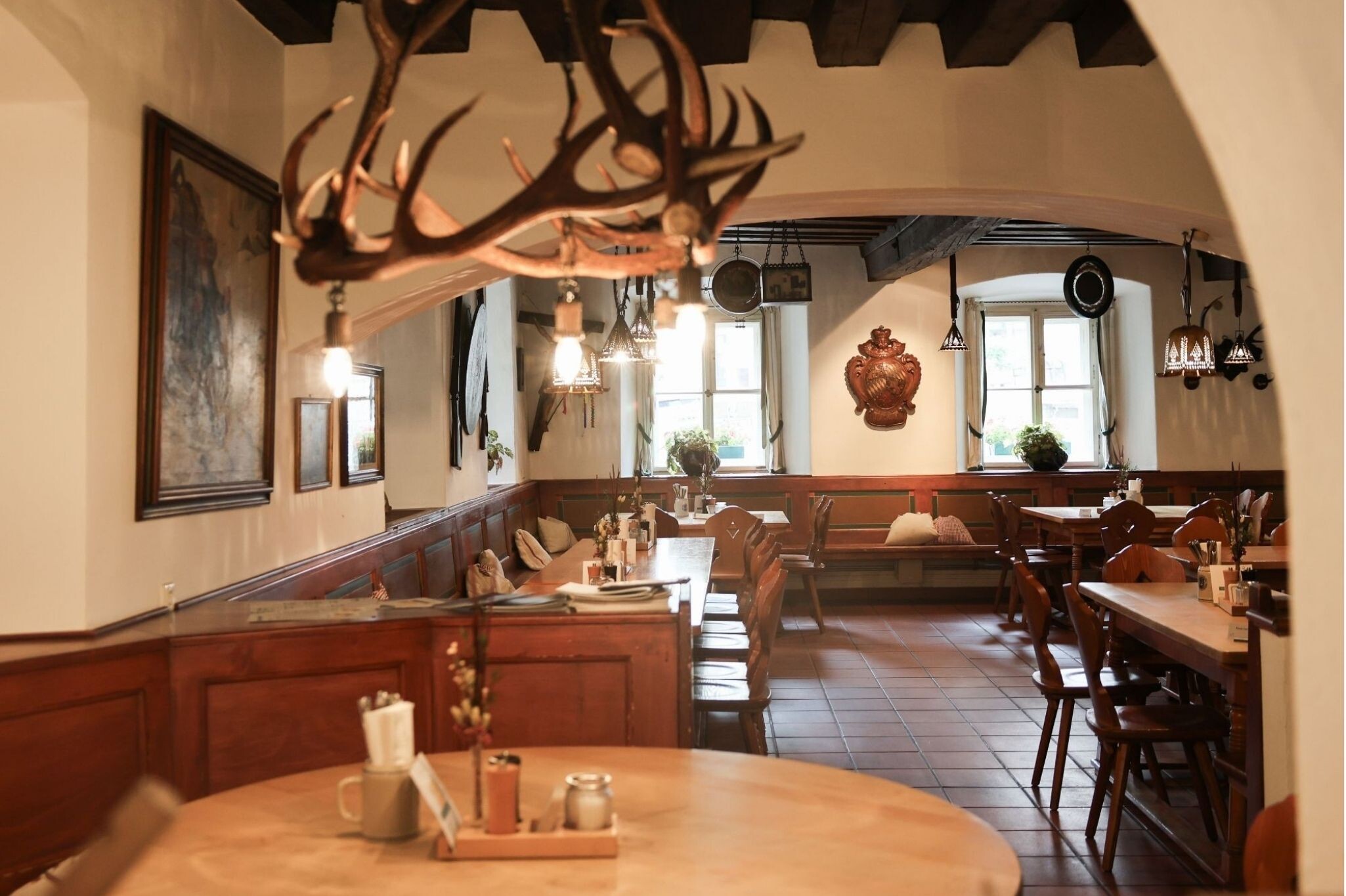 Historische Stube im Gasthof Neuhaus in Berchtesgaden mit Holzvertäfelung und traditioneller Einrichtung