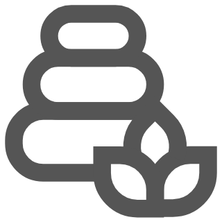 Ein Stapel handtuchartige Gegenstände mit einem Blätter- und Blütenmotiv daneben, vermutlich ein Symbol für Natur oder Nachhaltigkeit.