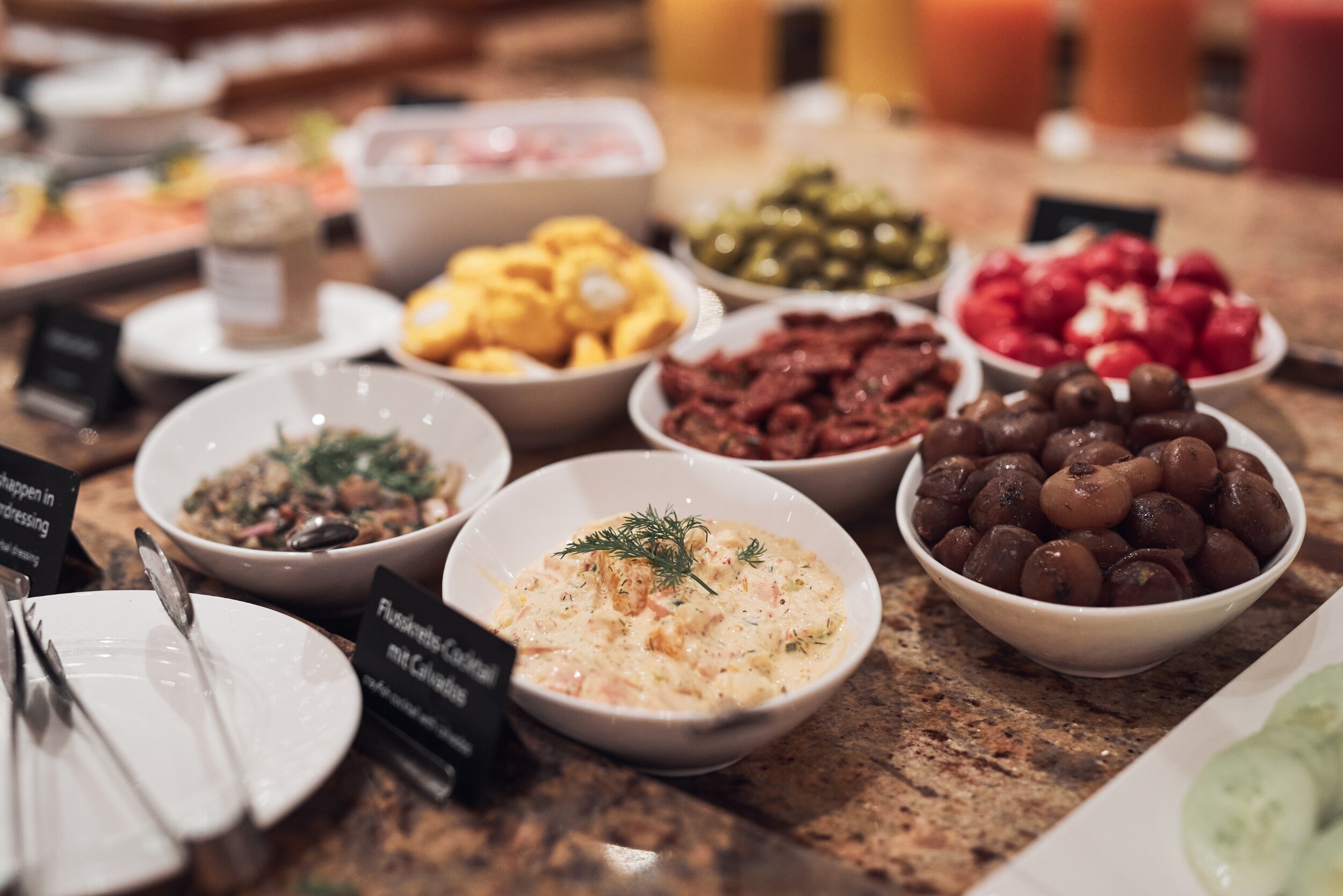 Vielfältiges Frühstücksbuffet mit Aufstrichen und frischen Zutaten im Hotelrestaurant des Hotel EDELWEISS Berchtesgaden