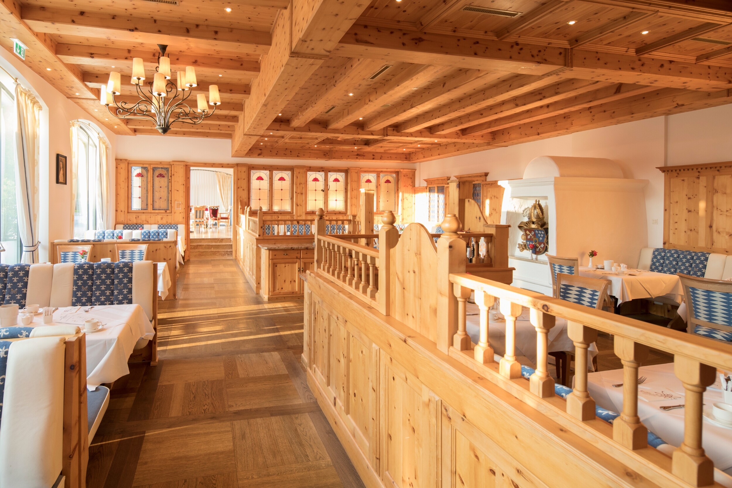 Moderner bayerischer Innenraum mit Holzdesign im Hotelrestaurant des Hotel EDELWEISS Berchtesgaden