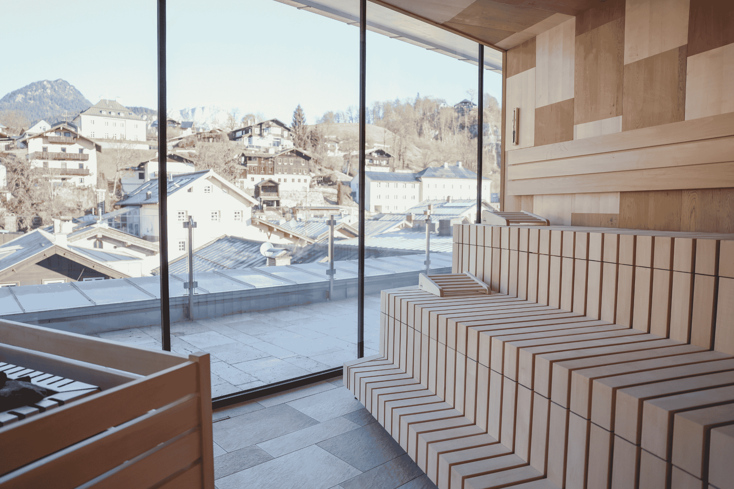 Textilsauna mit Panoramafenster und Blick über Berchtesgaden und die Alpen im Hotel EDELWEISS – moderner Wellnessbereich mit Bergpanorama
