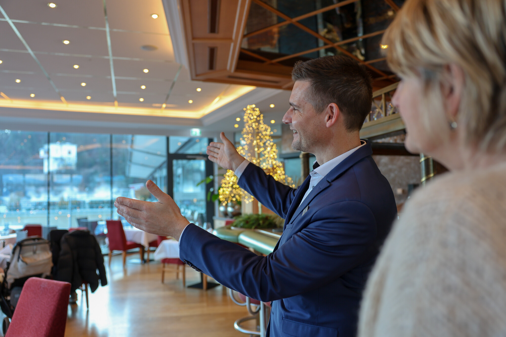 Hoteldirektor Christoph Schimpl erklärt im Restaurant PANORAMA die geplanten Veränderungen nach dem Umbau.