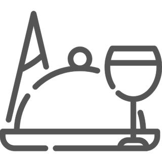 Ein Tisch mit einem Glas Wein, einem Teller, einem Löffel und einer serving Schale.