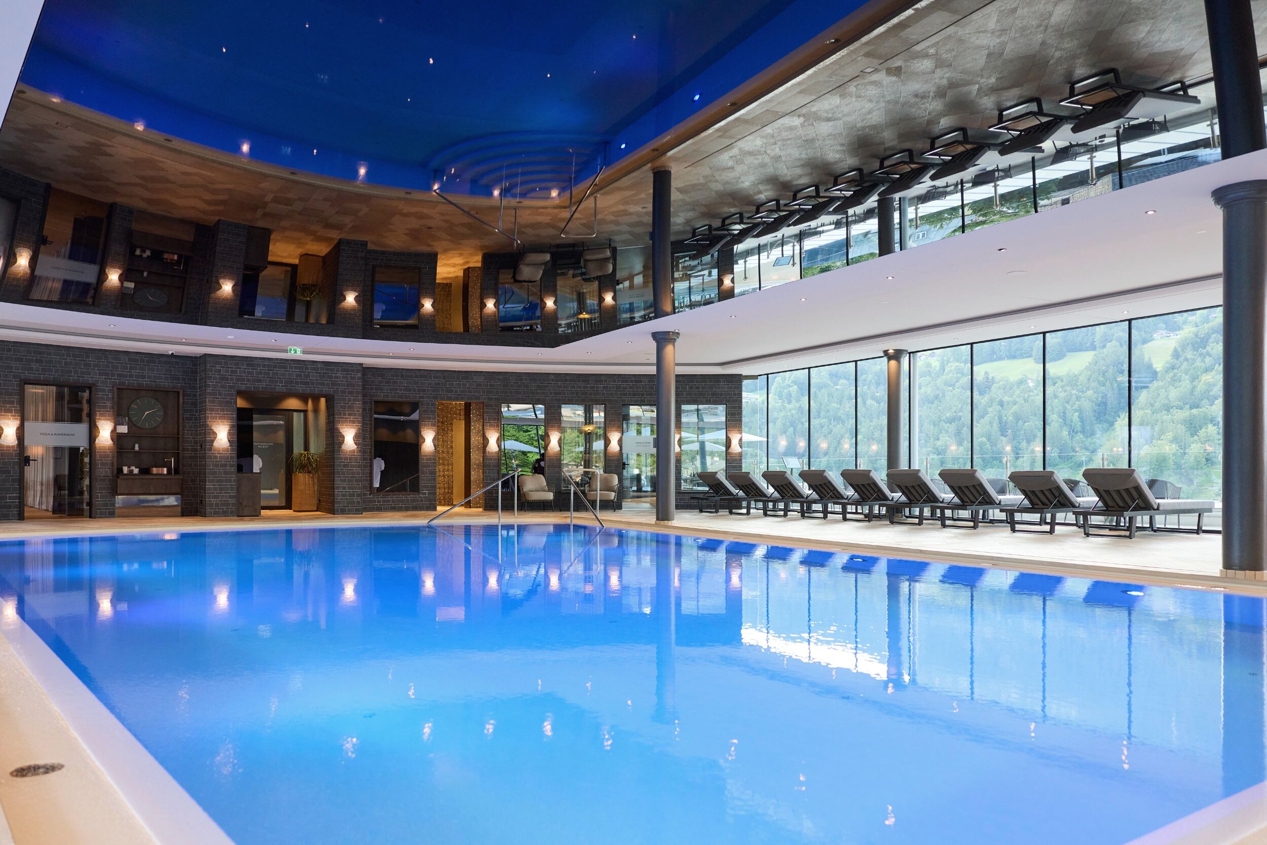 Großzügiges Indoor Panoramabad mit großen Glasfronten