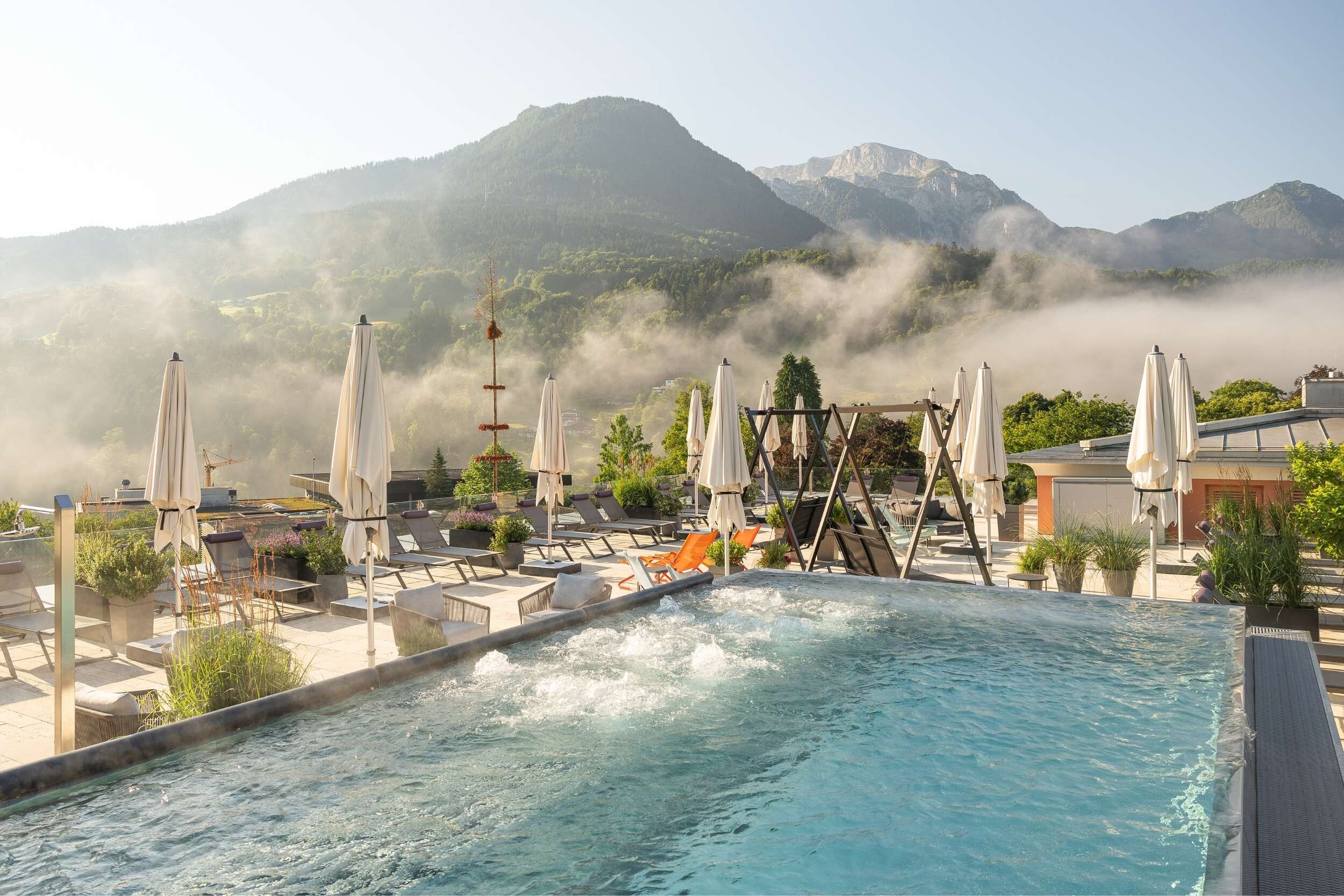 Der Infinity Whirlpool auf der Dachterrasse des Hotel EDELWEISS Berchtesgaden bietet sprudelnde Entspannung mit spektakulärem Panoramablick auf die umliegende Bergwelt. Eingebettet in die exklusive Wasserwelt erleben Gäste hier Wellness auf höchstem Niveau – ein Highlight für jeden Wellnessurlaub in Bayern.