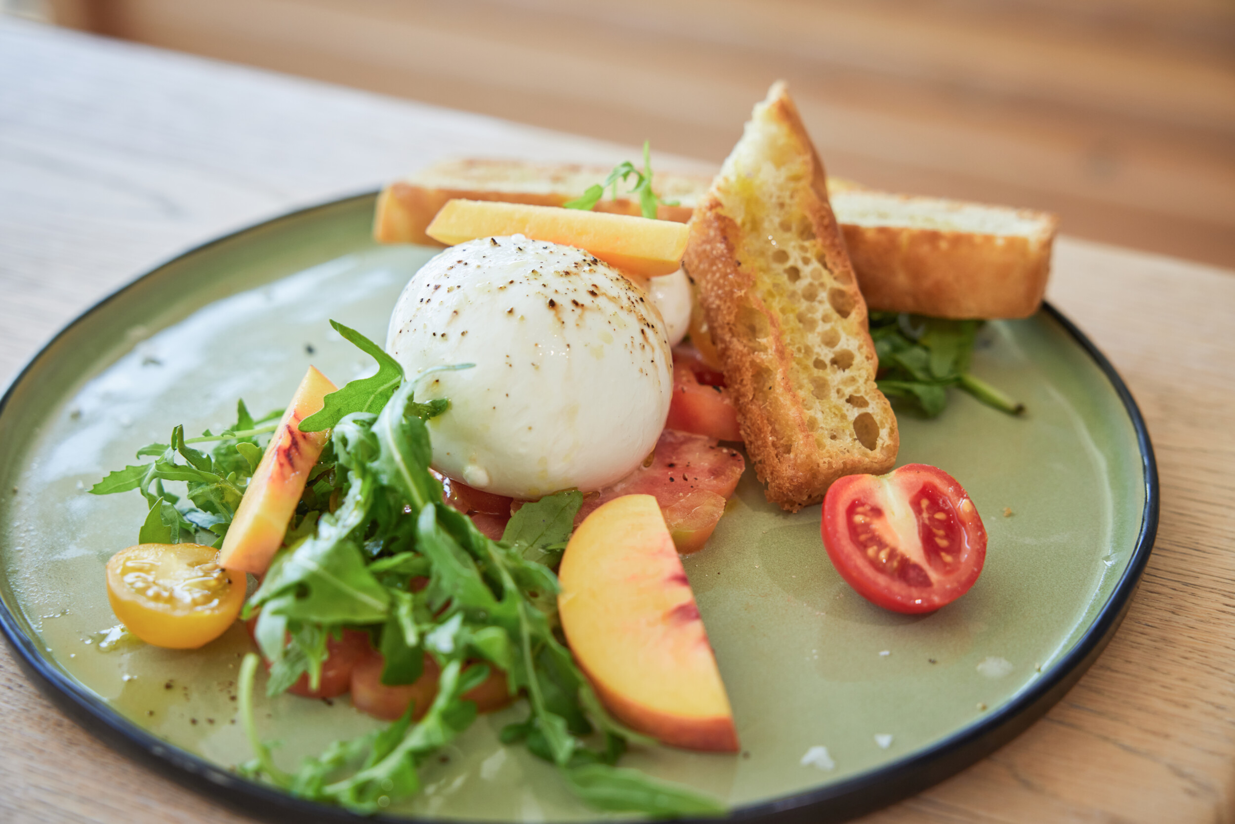 Leichte Küche und erfrischende Getränke im Poolbistro des Wellnesshotels in Berchtesgaden – entspannter Genussmoment zwischen Sauna und Spa.