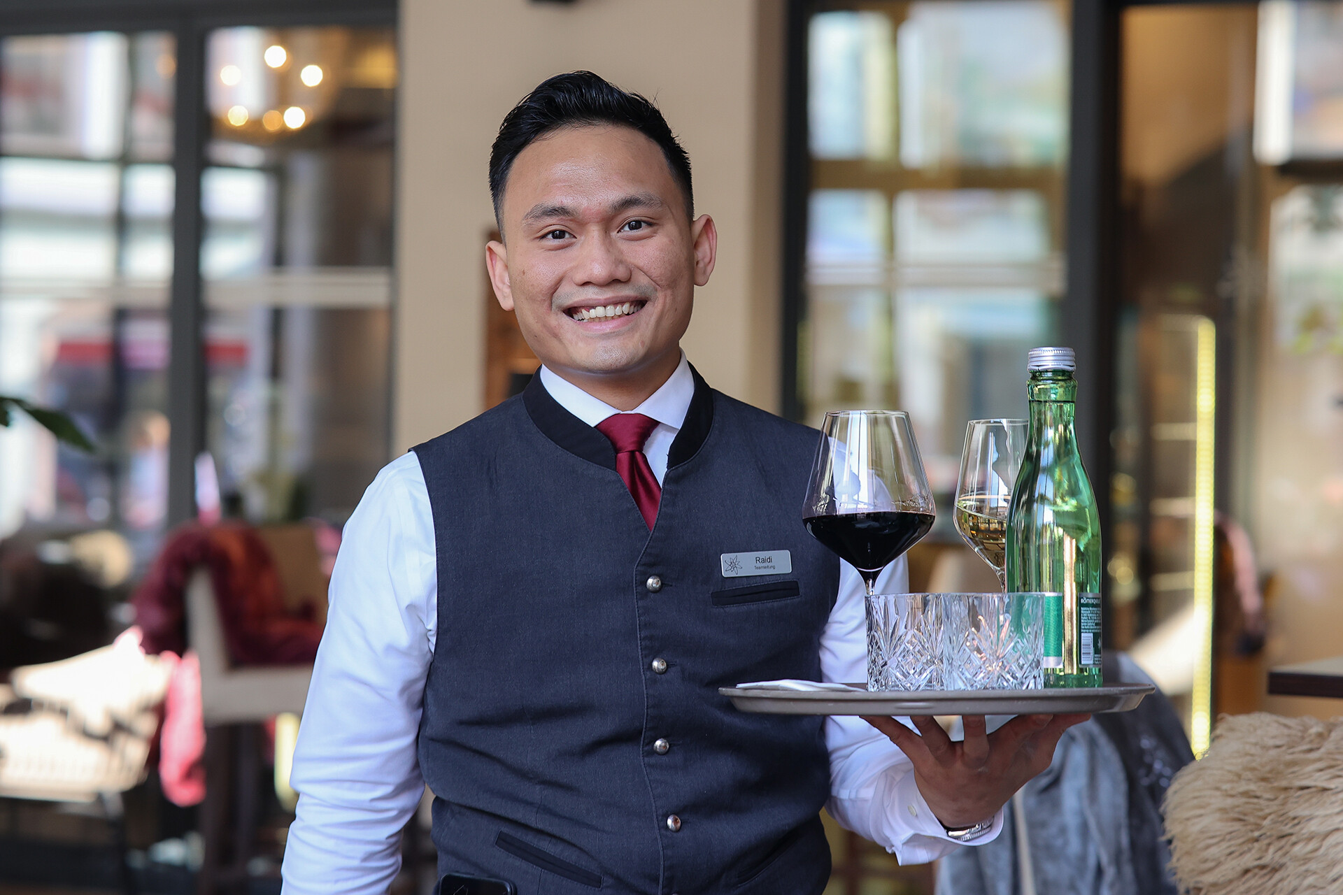 Der Serviceleiter des Restaurant Einkehr beim Bedienen