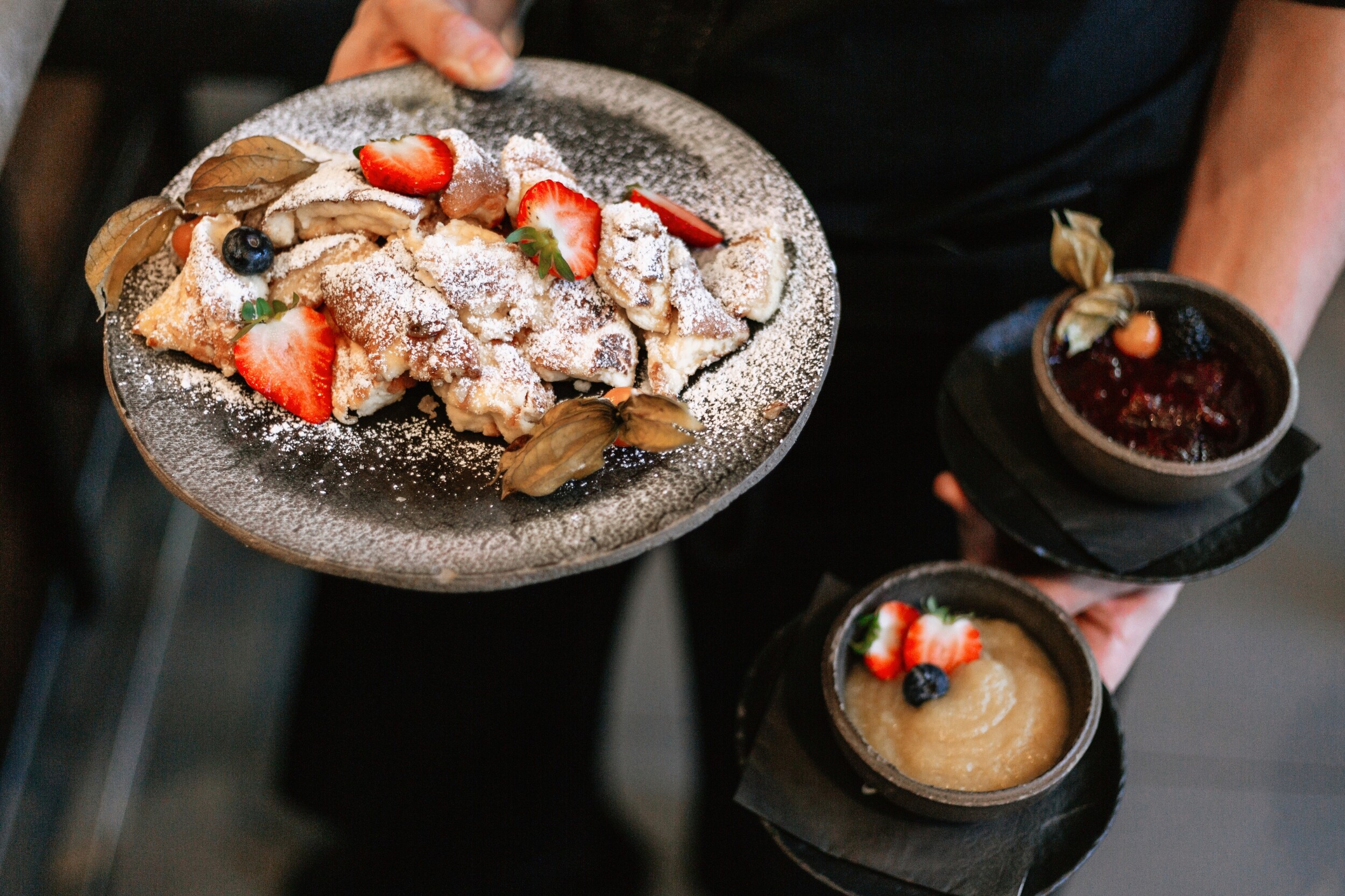 Winterlicher Genuss im Restaurant Einkehr in Berchtesgaden: Kaffee, Kuchen und Kaiserschmarren in gemütlichem Ambiente