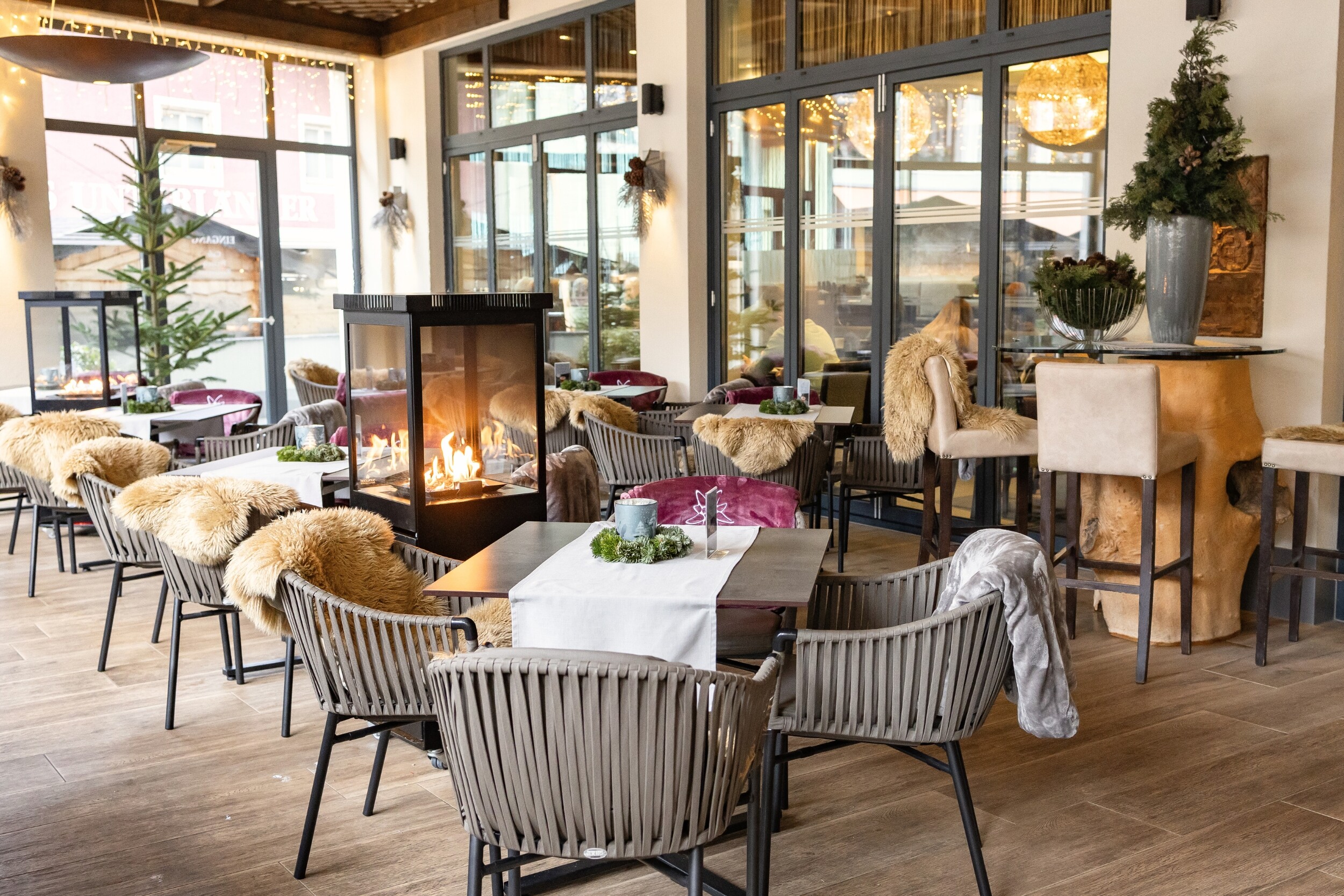 Wintergarten des Restaurants Einkehr in Berchtesgaden mit hellen, gemütlichen Sitzbereichen und mediterranem Flair im Winter