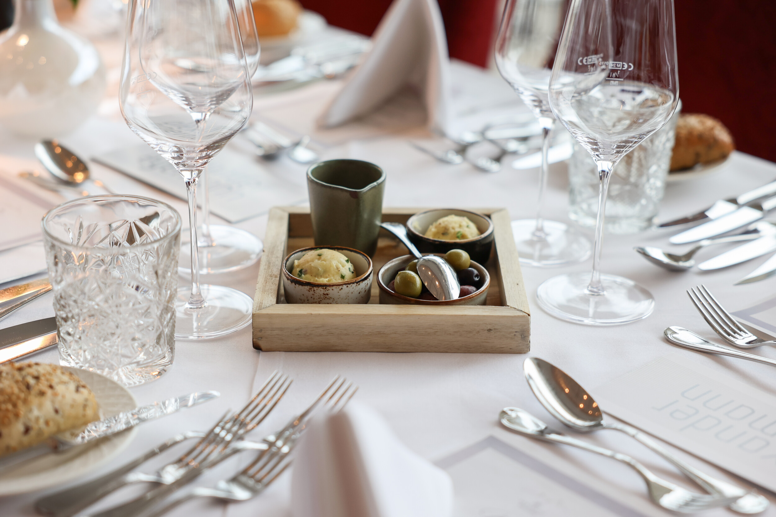 Edles Fine-Dining-Gedeck im Restaurant Panorama in Berchtesgaden mit fein abgestimmten Details.