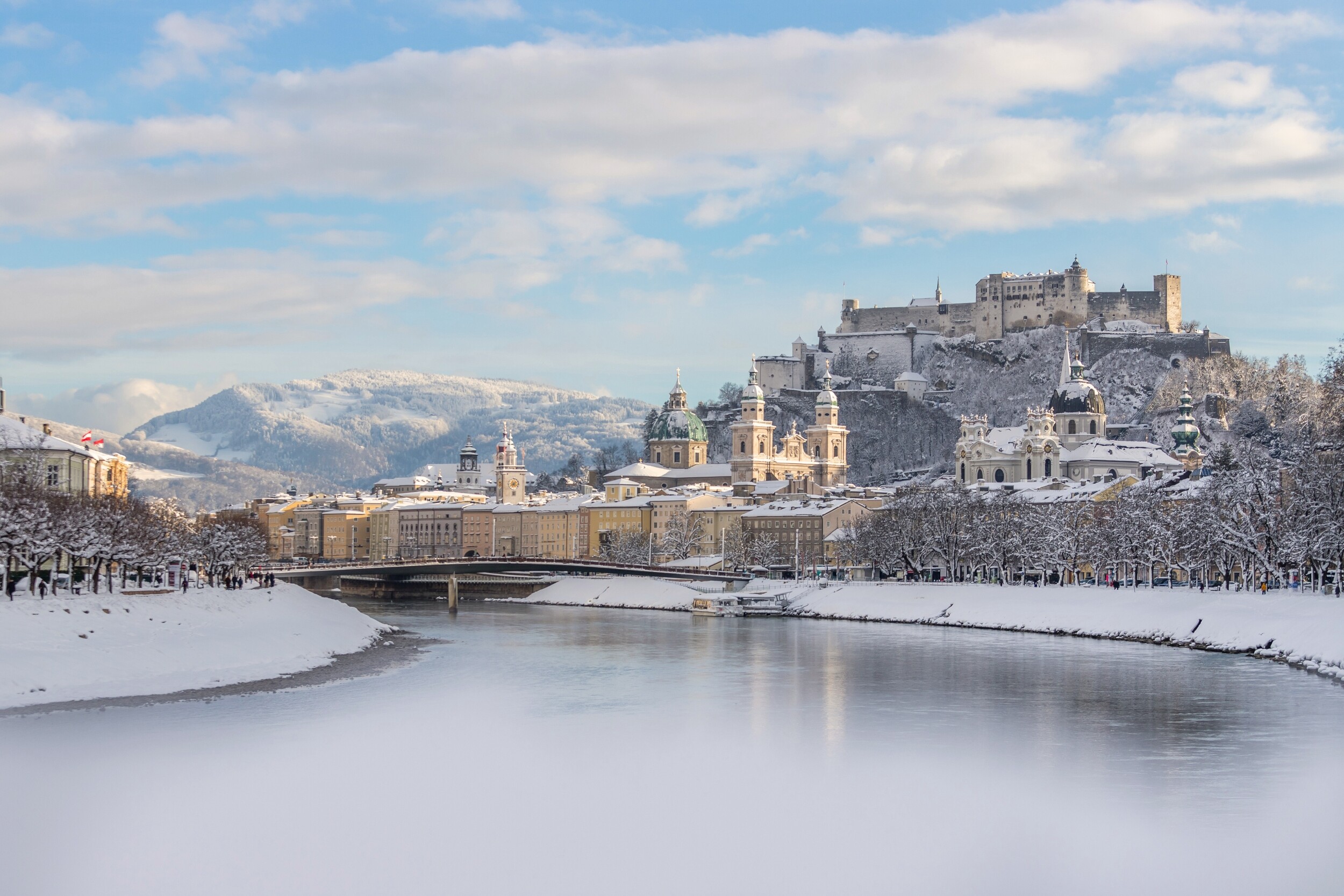 Winterliche Salzburger Innenstadt mit historischen Gebäuden, Weihnachtsmärkten und Alpenpanorama – beliebtes Ausflugsziel nahe Berchtesgaden