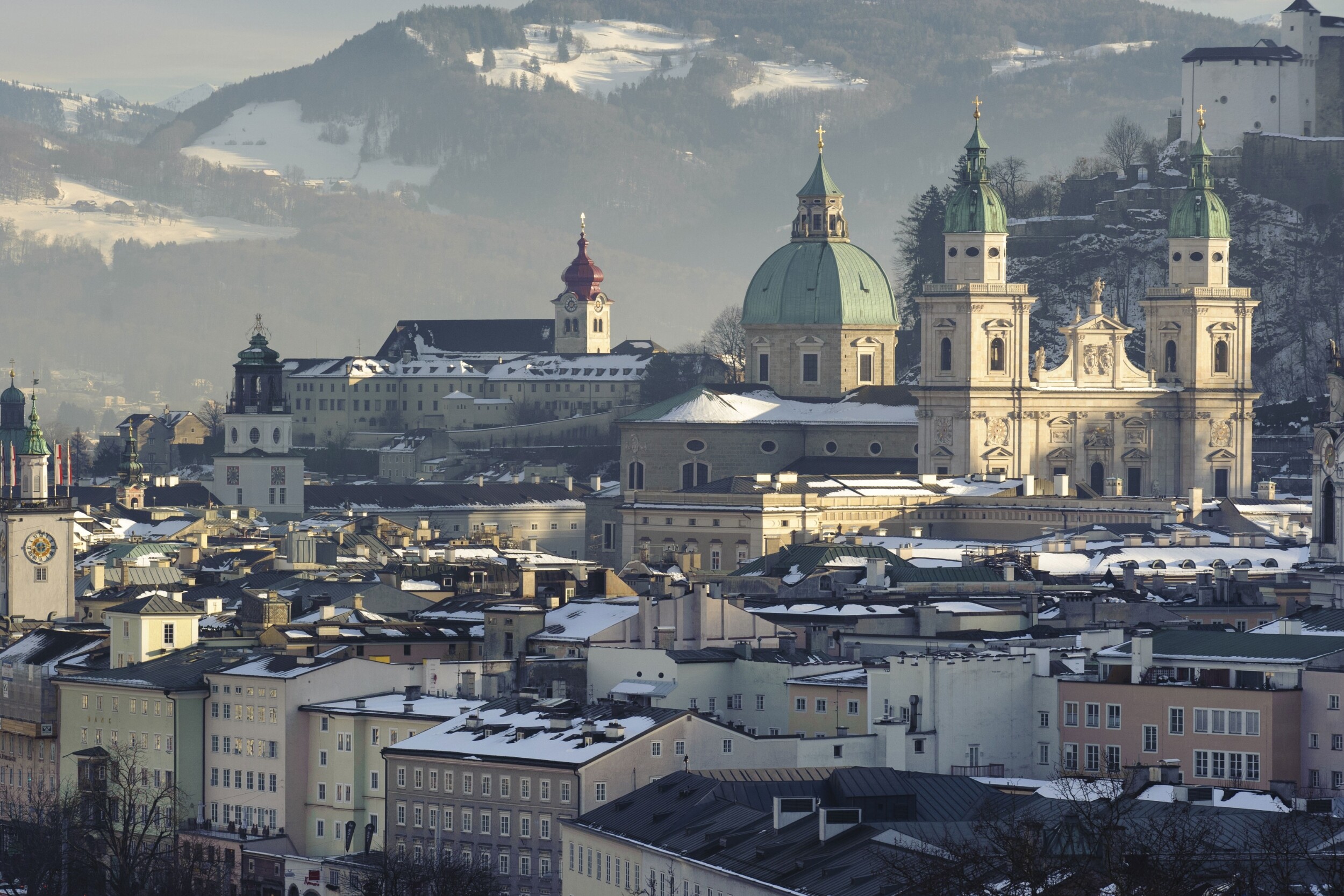 Winterliche Salzburger Innenstadt mit historischen Gebäuden, Weihnachtsmärkten und Alpenpanorama – beliebtes Ausflugsziel nahe Berchtesgaden