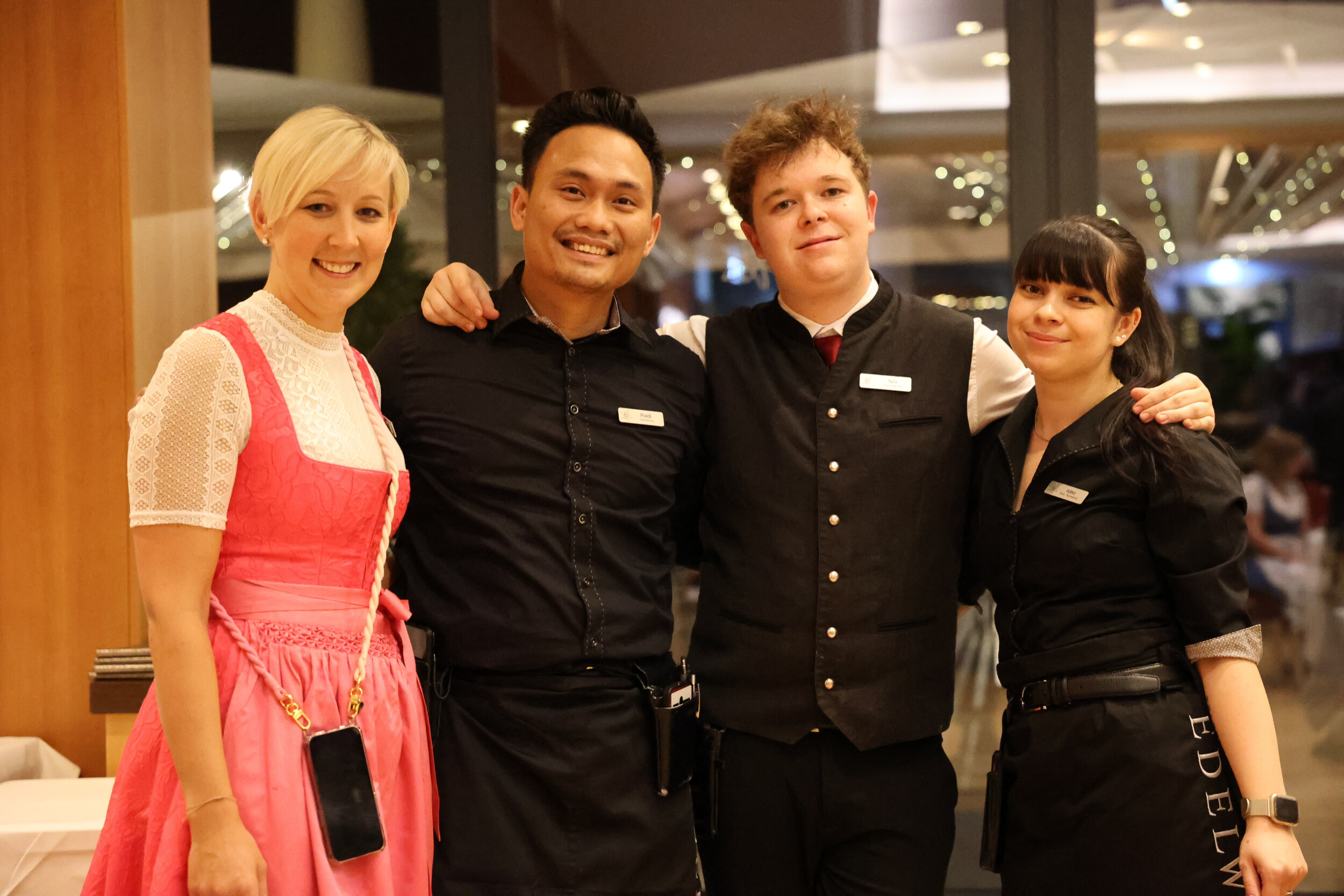 Serviceleitung Rebecca Osterer und das Serviceteam im Restaurant Panorama