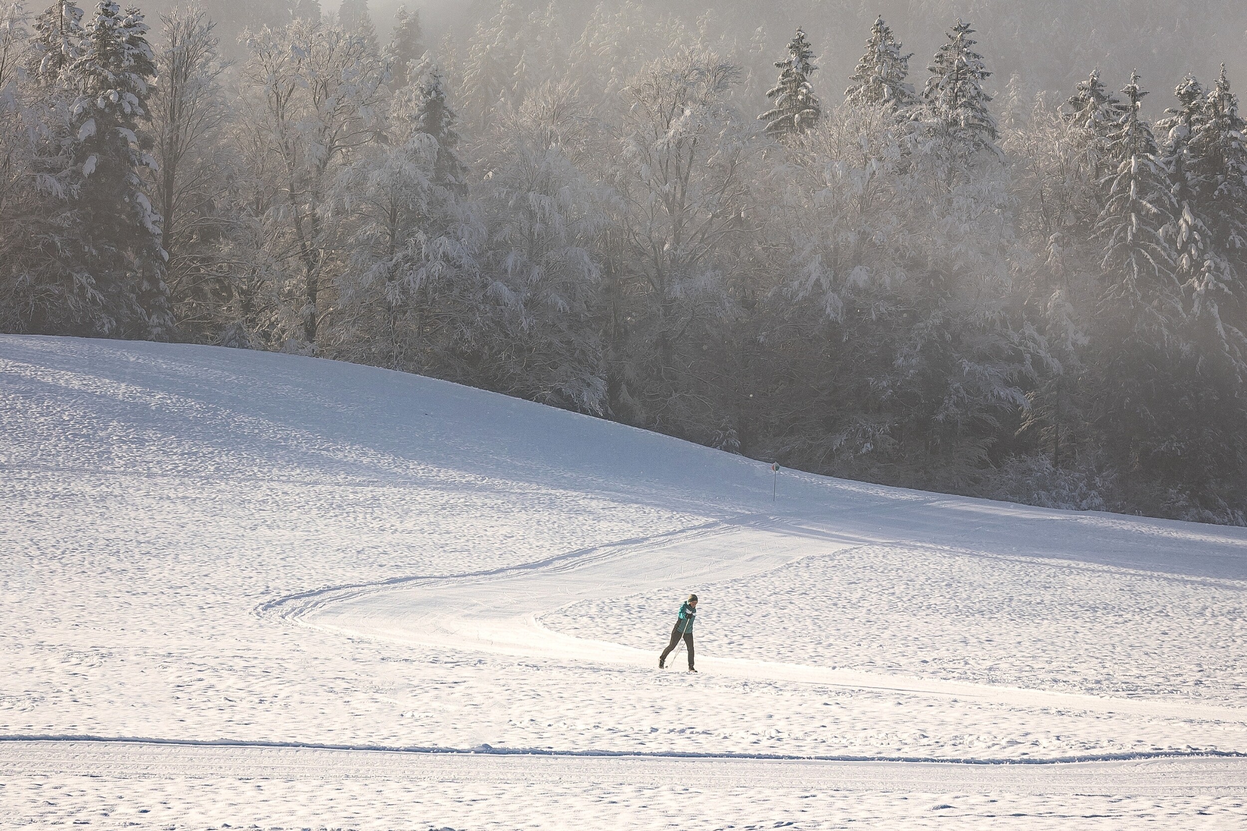 Aktiver Winterurlaub in Bayern – Skilanglauf durch die verschneiten Alpen des Berchtesgadener Landes.