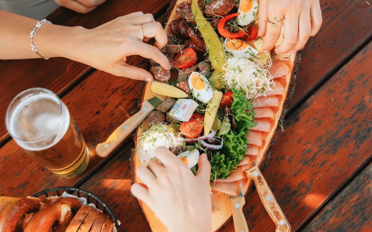 Sommerliches Frühschoppen-Event im Gasthof Neuhaus in Berchtesgaden mit Live-Atmosphäre, regionaler Kulinarik und gemütlichem Beisammensein – perfekter Sonntagsausflug für Gäste und Einheimische.