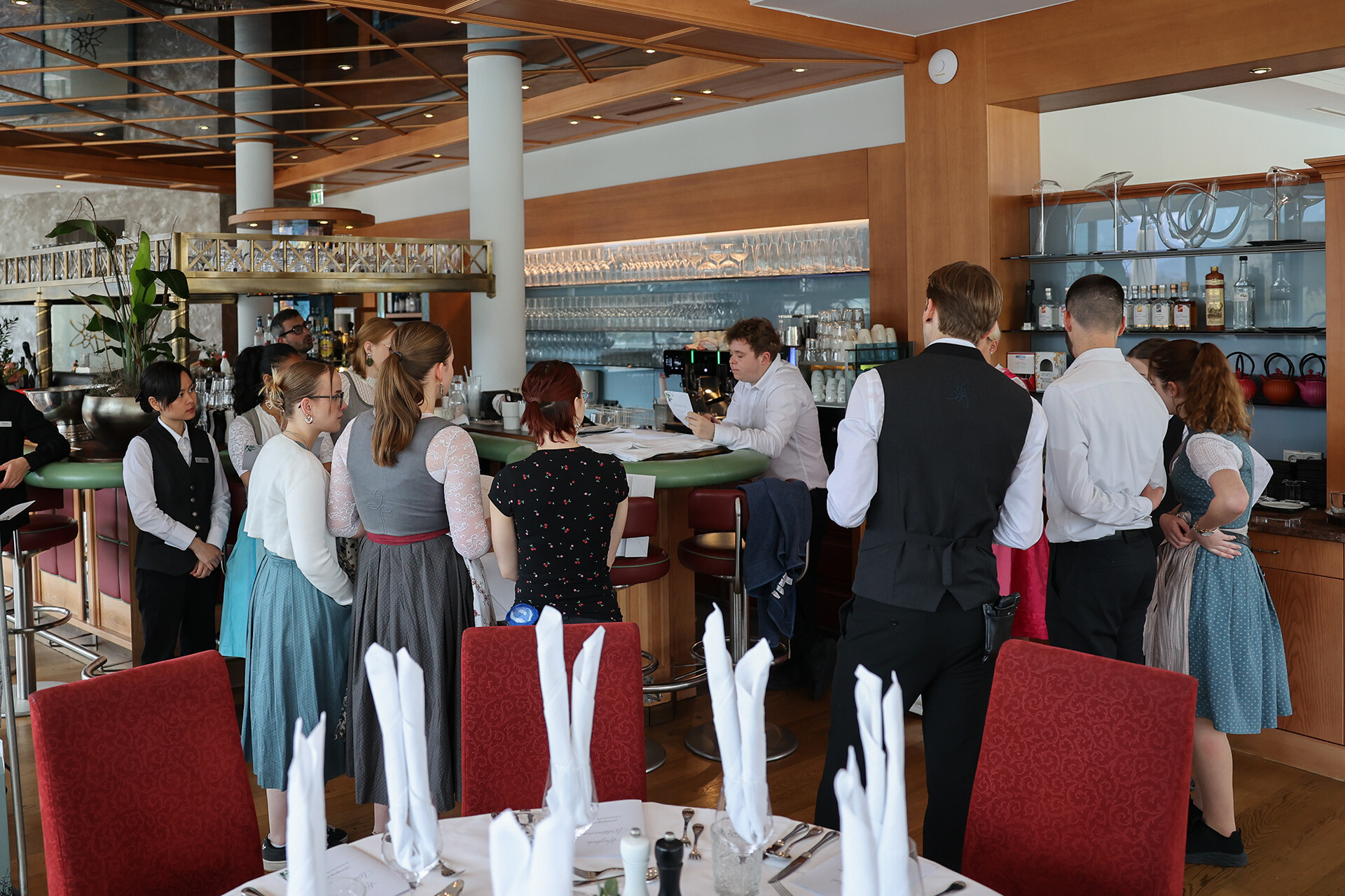Auszubildende besprechen als Team den Tagesablauf im Restaurant Panorama vor Beginn des Lehrlingstags 2025 – gelebte Eigenverantwortung und Nachwuchsförderung in der Hotellerie