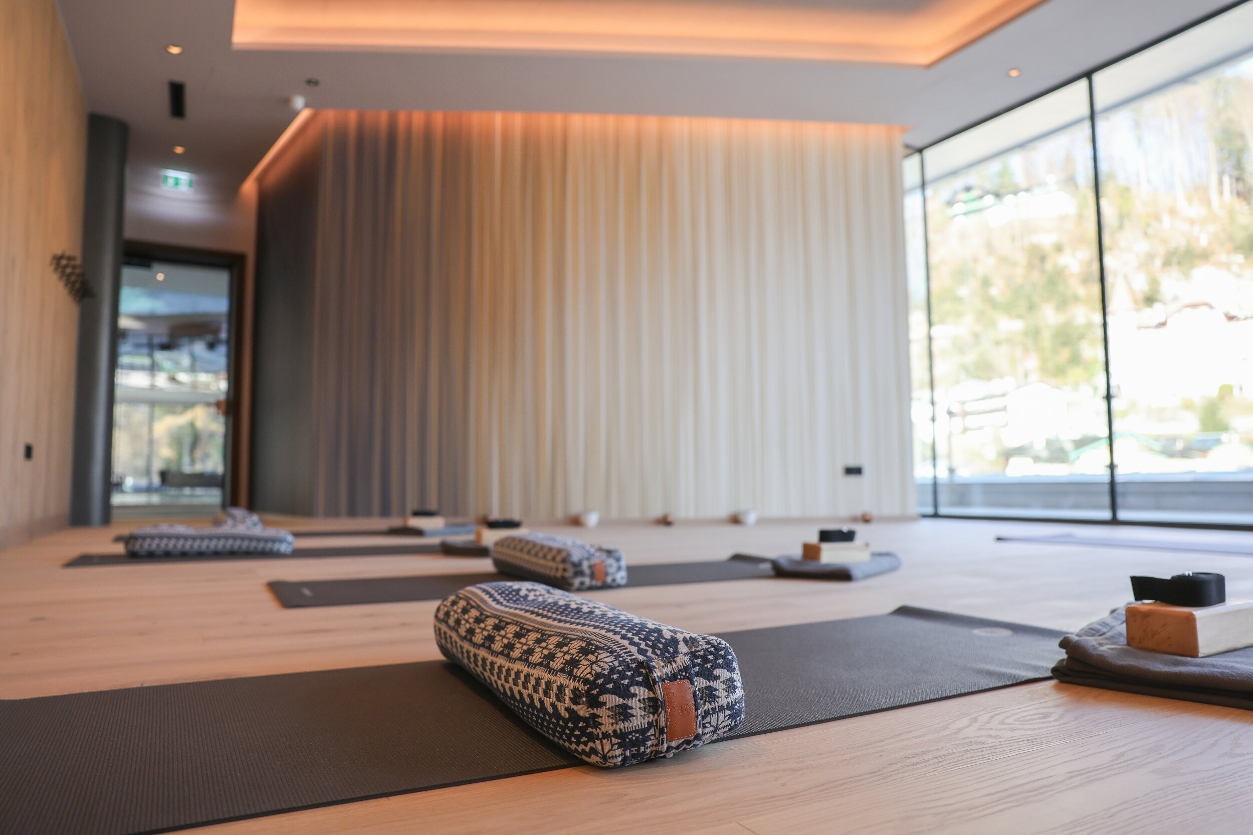 Der lichtdurchflutete Yogaraum im Hotel EDELWEISS Berchtesgaden bietet den idealen Ort für Entspannung, Achtsamkeit und neue Energie. Umgeben von warmen Materialien und mit Blick in die Natur erleben Gäste Yoga und Meditation in einer besonders ruhigen Atmosphäre. Ob sanfte Einheiten oder aktive Sessions – hier finden Sie Ihre Balance während Ihres Wellnessurlaubs im Berchtesgadener Land.