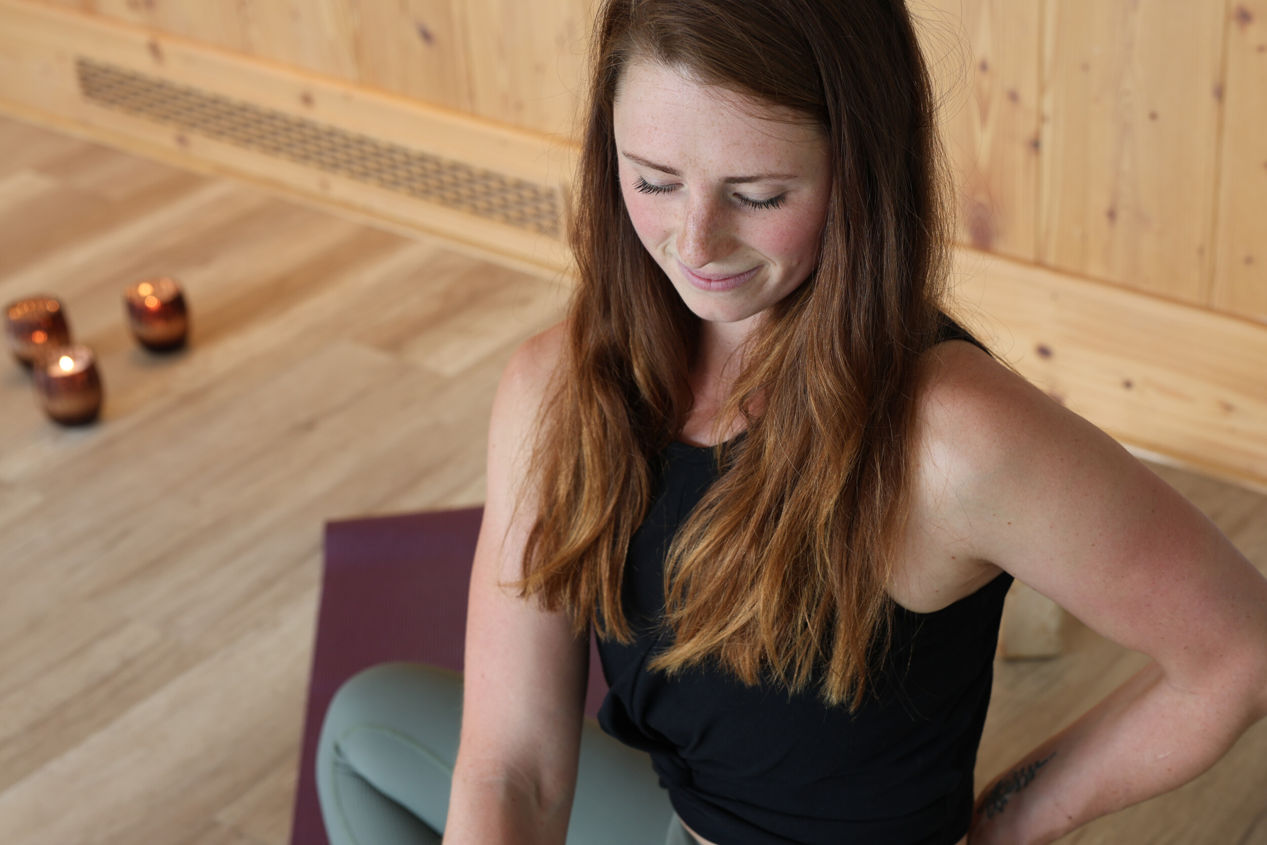 Achtsamkeit und Bewegung – Yoga-Instruktorin zeigt Übungen aus dem wöchentlichen Wellness- und Fitnessprogramm im Hotel in Berchtesgaden.